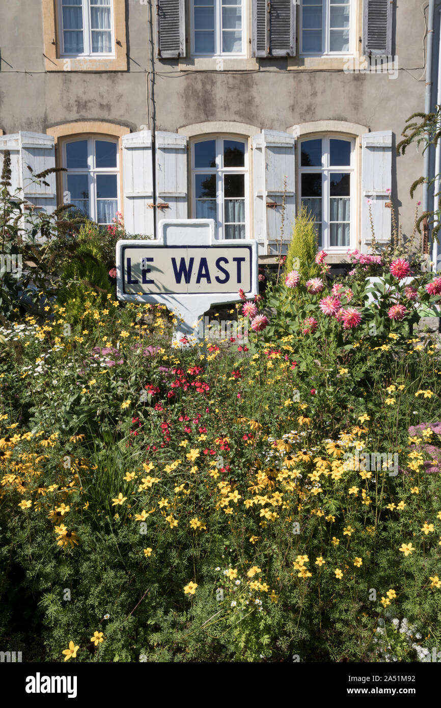 Le Wast, Pas de Calais, kommunale Einpflanzen, gemischte Blumen Stockfoto