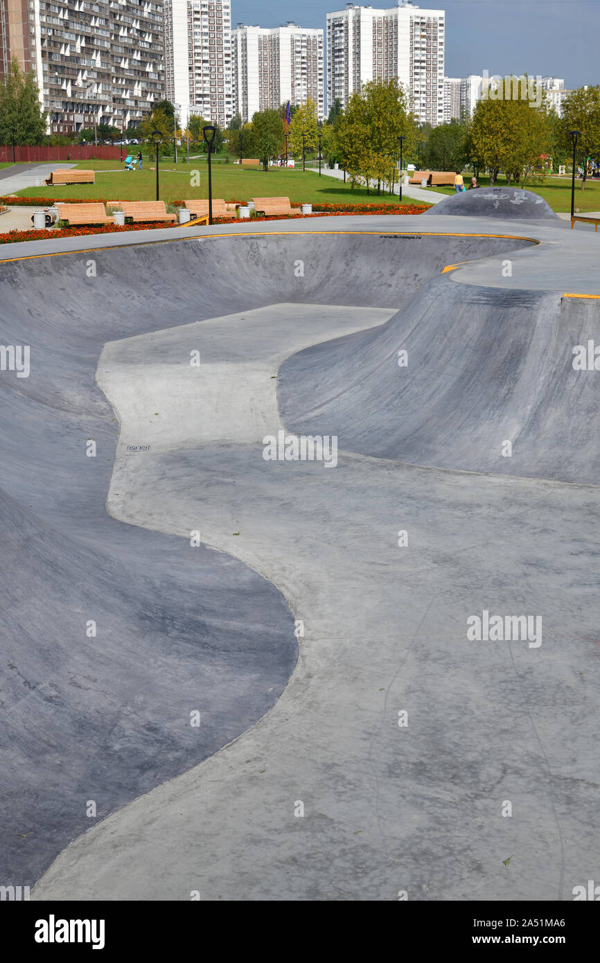 Moskau, Russland - 6. September. 2019. Öffentlicher Skate Park auf der Straße Stockfoto