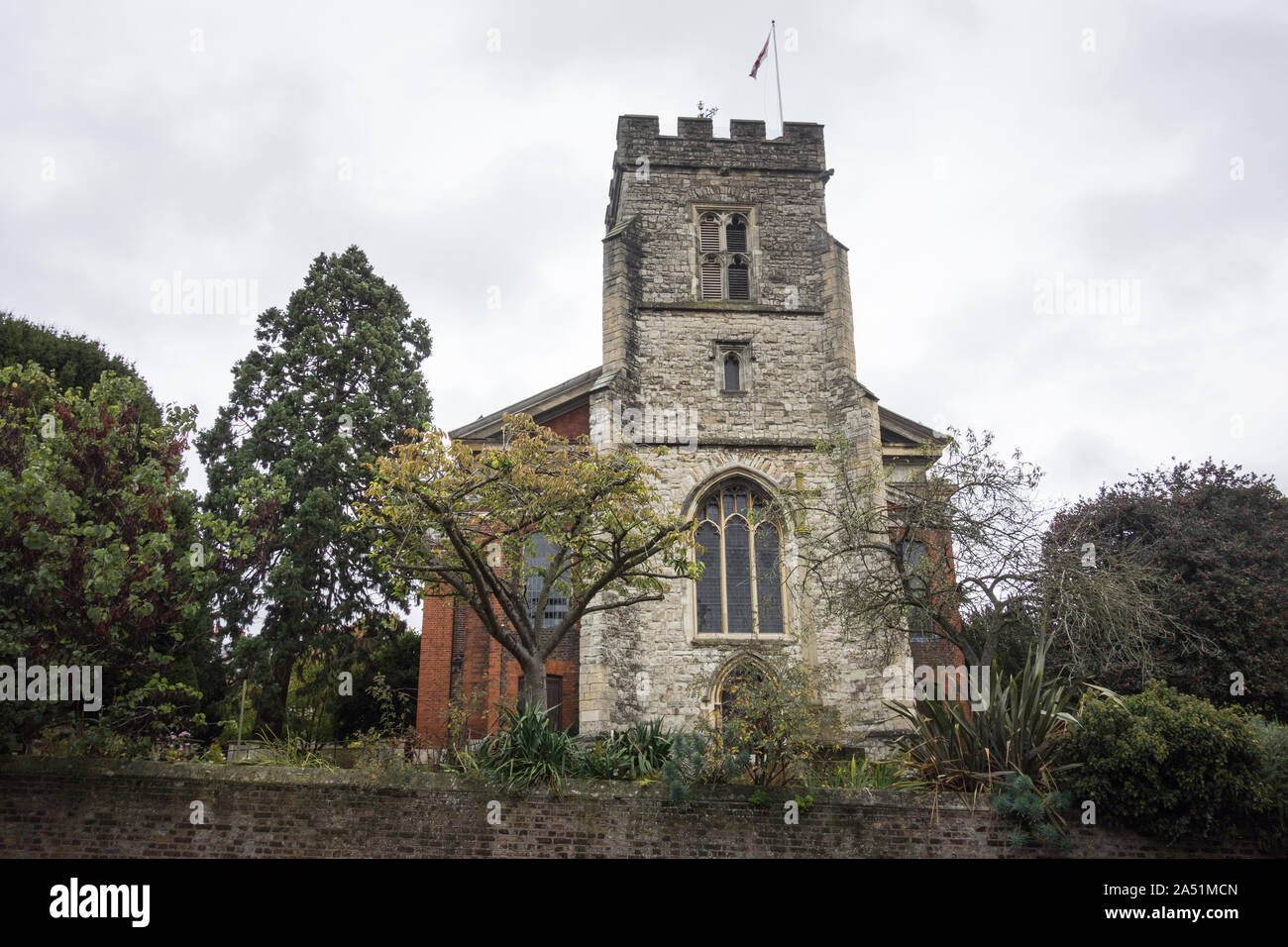 Die mittelalterliche ragstone Turm von St. Maria, der Jungfrau, Kirche, Twickenham, London, UK Stockfoto