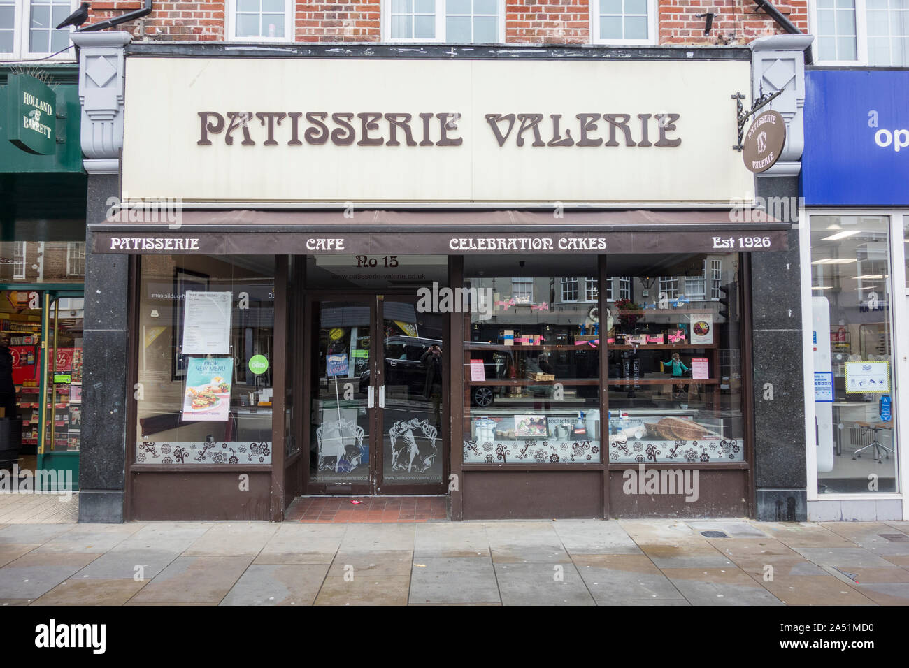 Exterieur Shop vor der inzwischen geschlossenen Patisserie Valerie cafe Kette, Twickenham, London, UK Stockfoto