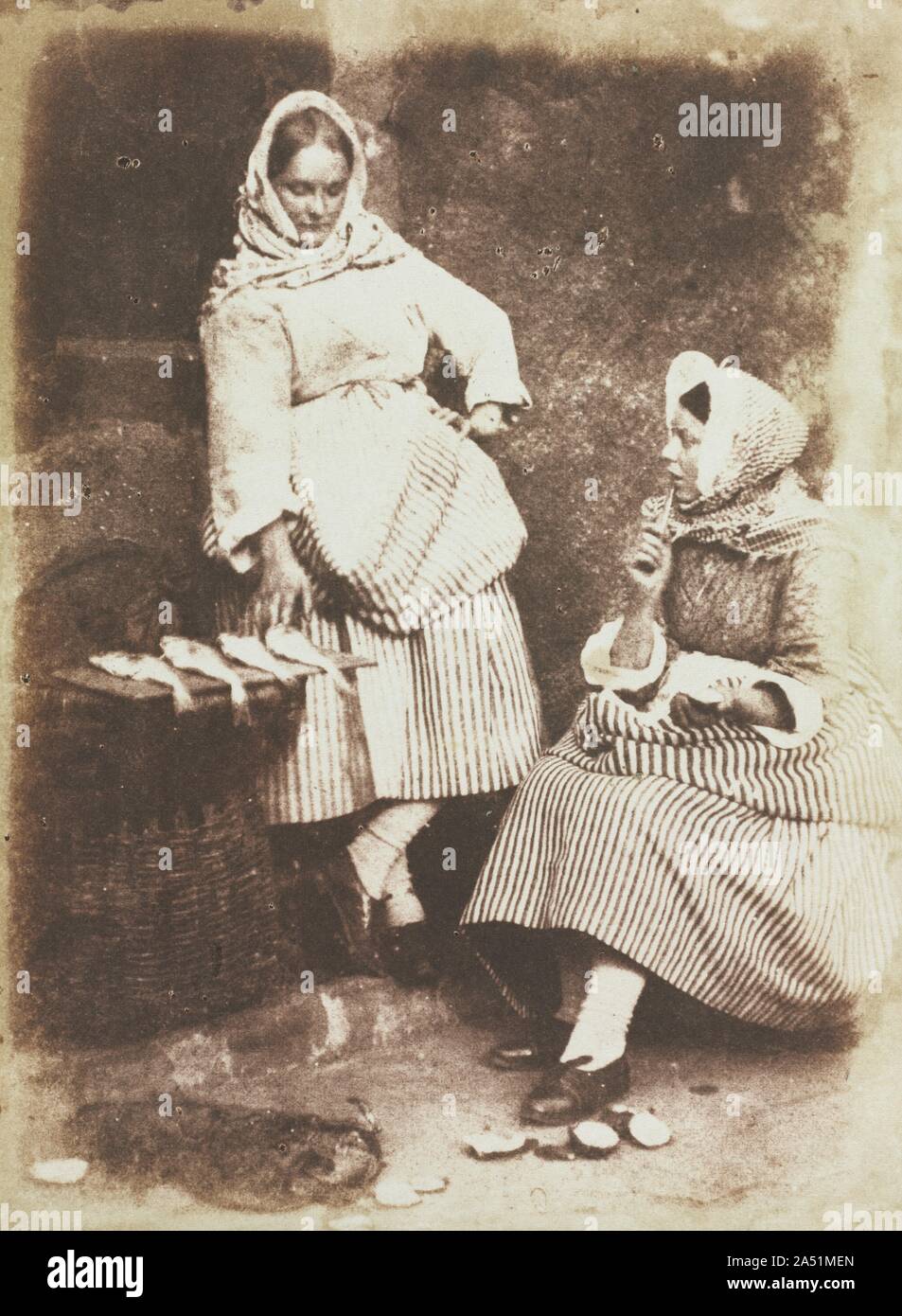 Newhaven Fishwives, Jeanie Wilson und Annie Linton, 1845. Hill und Adamson &#x2019;s 4-jährigen Zusammenarbeit rund 3.000 Fotografien, einschließlich Portraits der Mitglieder des mittleren und oberen Klassen nachgegeben und, was die erste soziale Dokumentarfilm Projekt sein kann, der Arbeiterklasse. In ihrer Umfrage des zeitgenössischen Lebens enthalten waren zahlreiche Porträts der Fischer &#x2019;s Frauen in den Dörfern um Edinburgh. Die Frauen, in markanten gestreiften gekleidet Röcke und Schürzen, gereinigt, ihre Ehemänner &#x2019;fangen, dann trug es in Weidenkörbe in die Stadt, wo Sie es zum Verkauf angeboten. Die Stockfoto