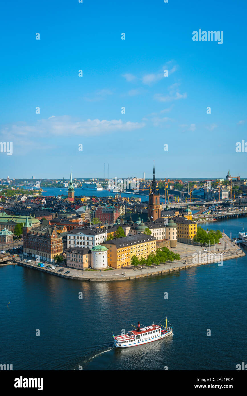 Schweden Sommer, Blick im Sommer auf die malerische Riddarholmen Insel und (darüber hinaus) Gamla Stan Altstadt Tourismusviertel, Zentrum von Stockholm, Schweden. Stockfoto