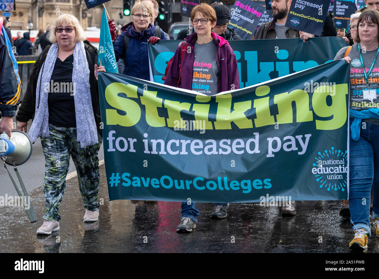 London, Großbritannien. 17 Okt, 2019. Nationale Bildung Union Strike und März zur Unterstützung einer Lohnerhöhung für Lehrende an Hochschulen. Credit: Ian Davidson/Alamy leben Nachrichten Stockfoto