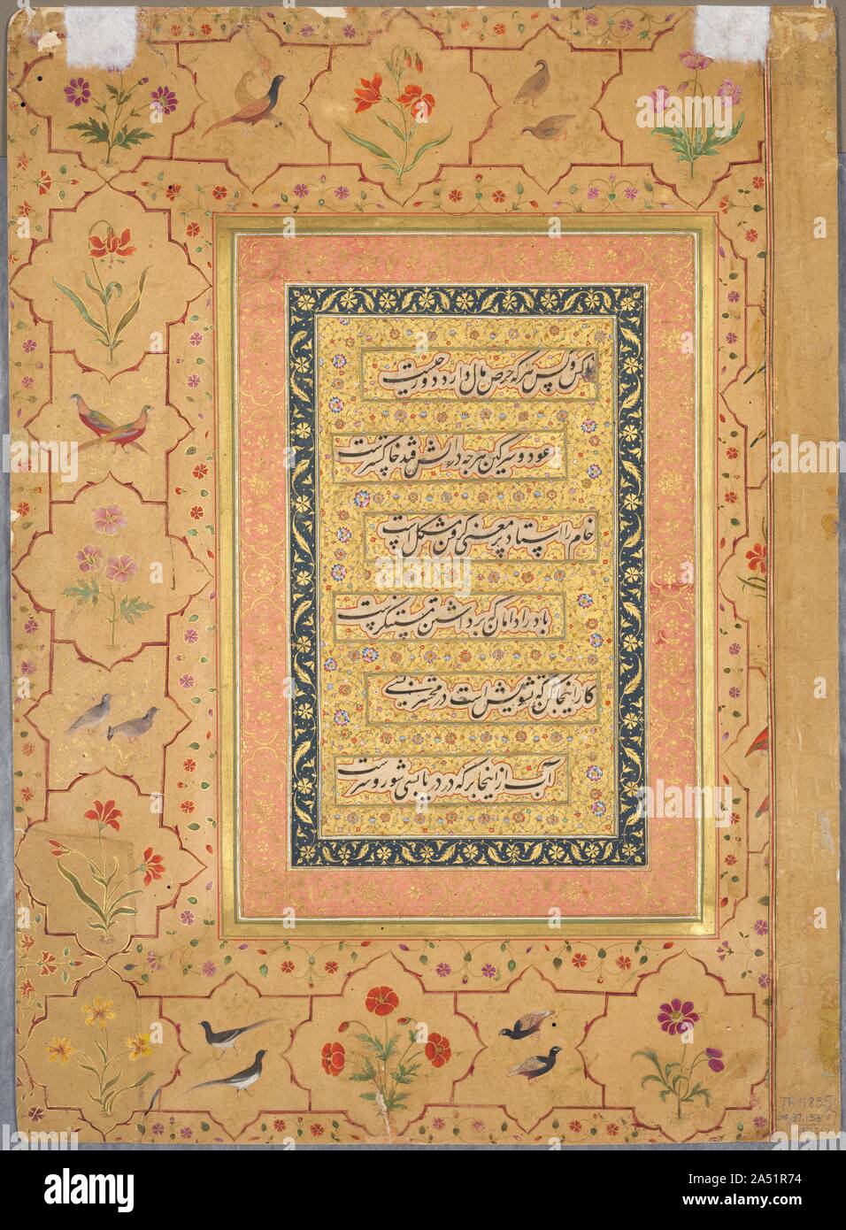 Seite aus dem späten Shah Jahan Album: Kalligraphie von zierpflanze Grenze mit Mohn und Paare von Vögeln, c. gerahmt 1653. Wie ein Juwel in Gold und floralen Arabesken set behandelt, diese Arbeit ist ein Beispiel dafür, wie Mughal Gönnern, die Kunst der Kalligraphie in höhere Wertschätzung als figürliche Malerei statt. Diese Arbeit ist nicht signiert, so dass der Kalligraph unbekannt bleibt, aber die Linien sind Auszüge aus einer didaktischen ode komponiert von Amir Khusrau (1253-1325) von Delhi, wie die "Papagei von Indien, "einer der vollendetsten Autoren der persischen Sprache in Indien bekannt. Der Text lautet: Jeder, ob nobl Stockfoto