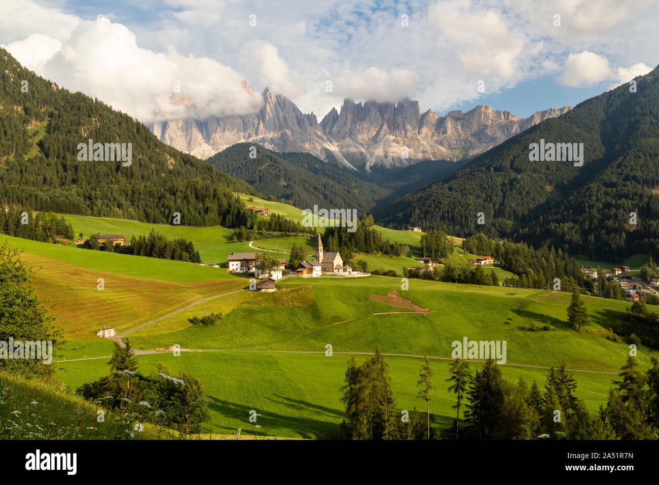 Val di Funes, einem schönen Tal, wo die kleinen Santa Magdalena Kirche seine strategische Position Markierungen für eine der eindrucksvollsten Postkarten der D Stockfoto
