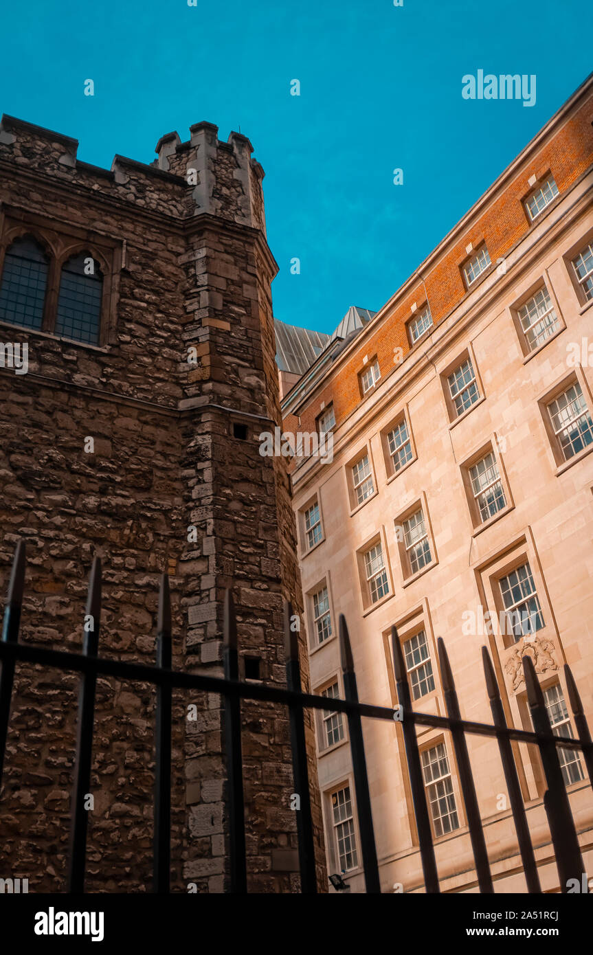 Blick auf den Kirchturm von All Hallows Färbung von Stern Gasse in der City von London, Großbritannien Stockfoto