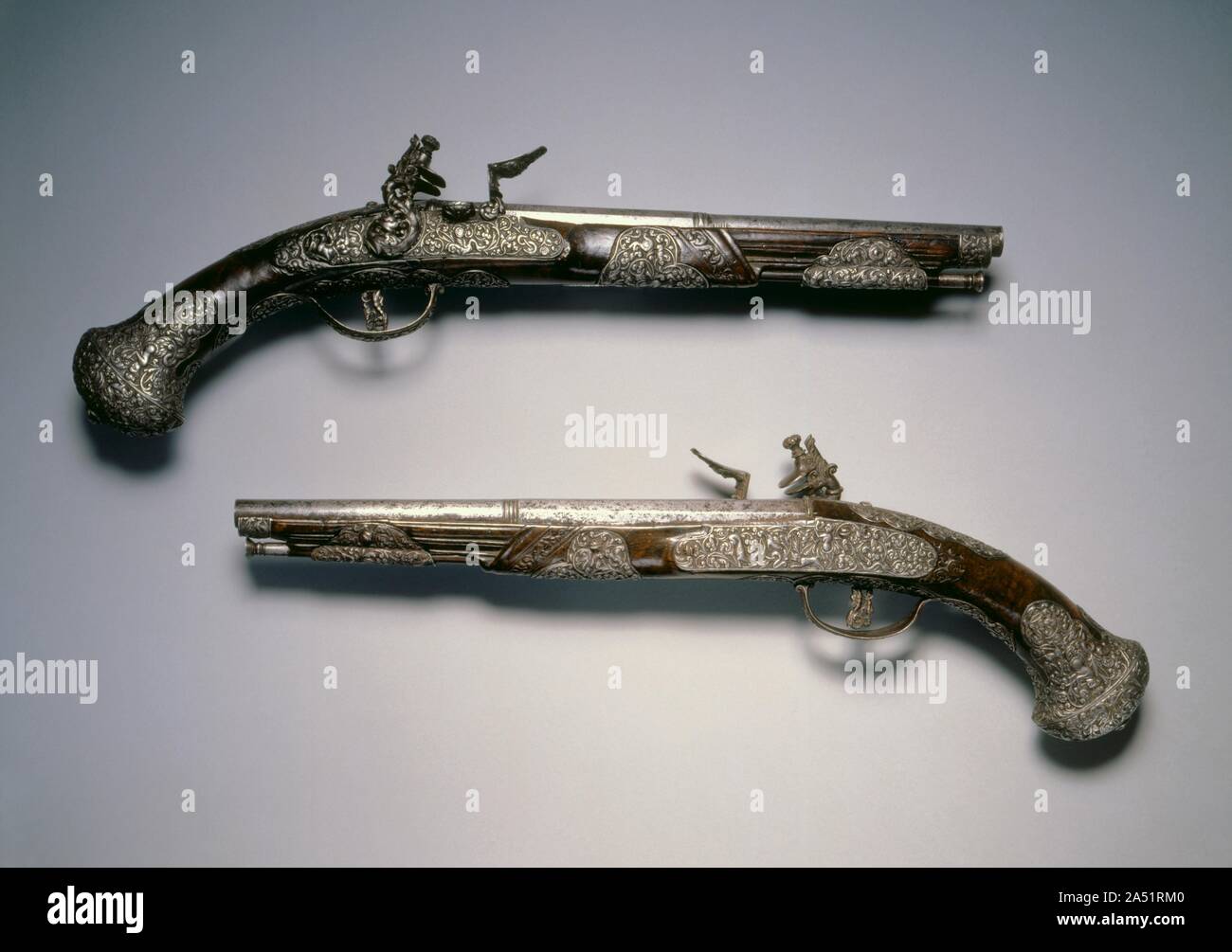Paar Flintlock Pistolen, C. 1670. Die meißeln von gun Ornament ist eine Aufgabe vergleichbar mit Skulptur im Miniaturformat, in ein extrem hartes Material durchgeführt. Da es sich in der Regel über die Fähigkeit der meisten büchsenmachern, war es nicht ungewöhnlich, dass solche Arbeiten vergeben wie hier aufgetreten zu sein. Stockfoto