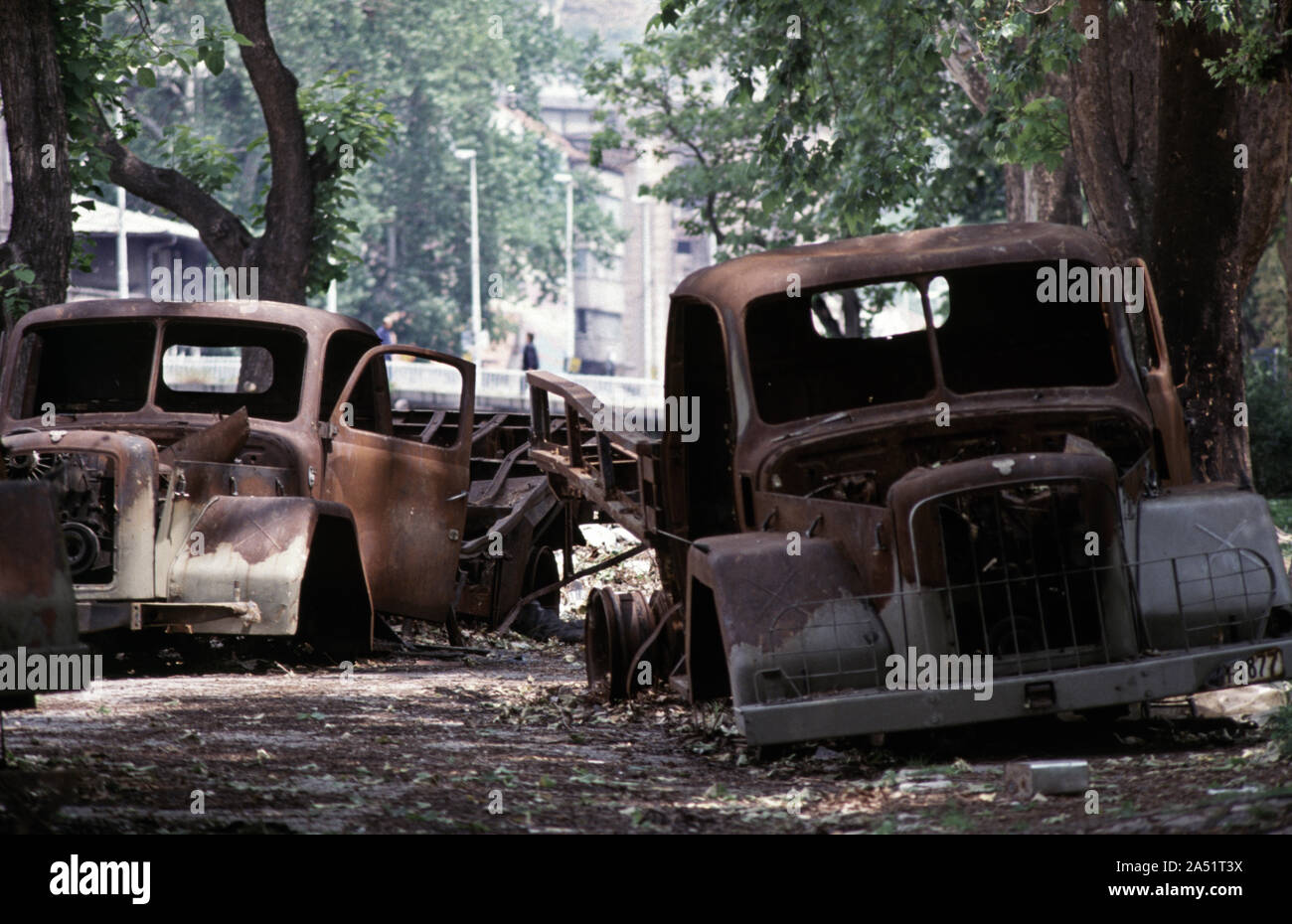 5. Juni 1993 während der Belagerung von Sarajevo: Ausgebrannte TAM5000 Militärfahrzeuge am Südufer des Flusses Miljacka sind eine Erinnerung an die '1992 Jugoslawischen Volksarmee Spalte "Ereignis" zu Beginn des Krieges, nur etwas mehr als ein Jahr zuvor. Stockfoto