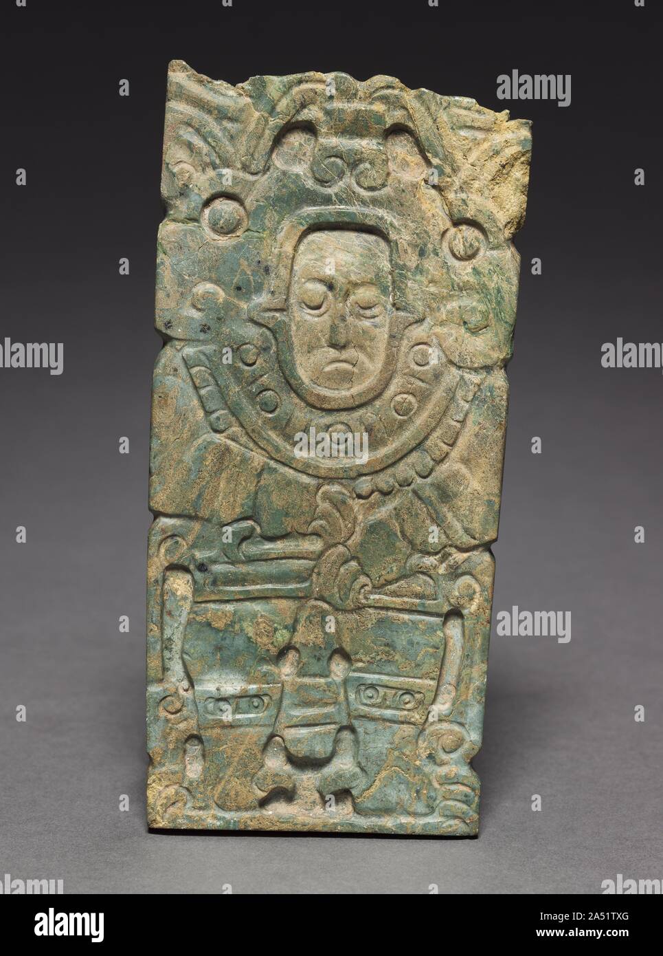 Schmuckanhänger Plakette, C. 500-700. Dieses außergewöhnlich große und aufwändige Plakette zeigt eine menschliche kostümierten als Jaguar, mit Krallen an Händen und Füßen, und ein Jaguar - Kopf Helm. An der Zapoteken Kapital, Monte Albán, Würdenträger in den Katzen Gewand sind in mehreren Reliefs dargestellt. Ein Anhänger ähnlich wie diese war in einem architektonischen dedicatory bietet Kaution am Monte Alb gefundená n. Stockfoto