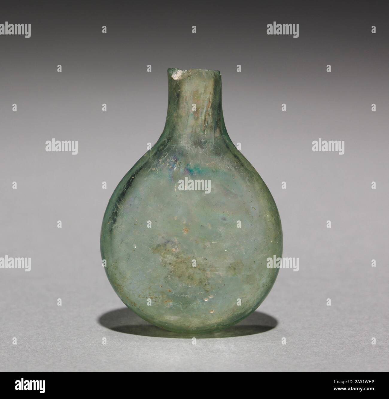 Pilgrim's Flasche, 500-700. Ampullen (kleine Flaschen) von Pilgerstätten wurden aus Metall, Terracotta, oder Glas. Aufgrund ihrer Zerbrechlichkeit, Glas Ampullen überleben weniger reich als die anderen Materialien. Dieses Beispiel wurde mit dem Bild eines nicht identifizierten Saint mit einem Nimbus oder Halo gemalt. Es muss zusammen mit diesem heiligen Schrein verwendet wurden. Stockfoto