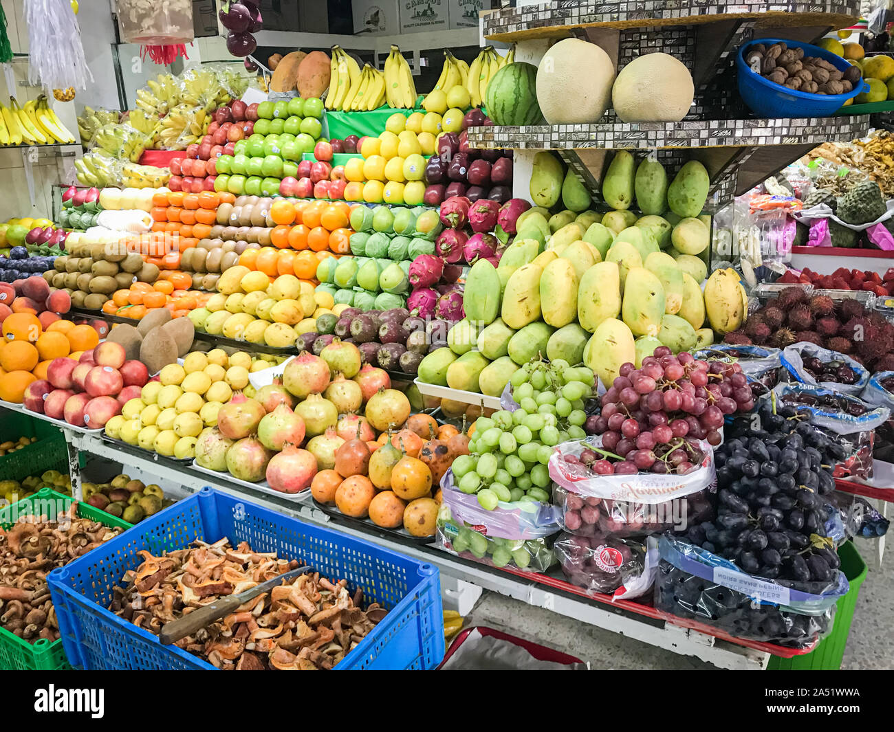 Vielzahl von verpackten bunte Früchte für den Verkauf in Mexiko City Market. Stockfoto