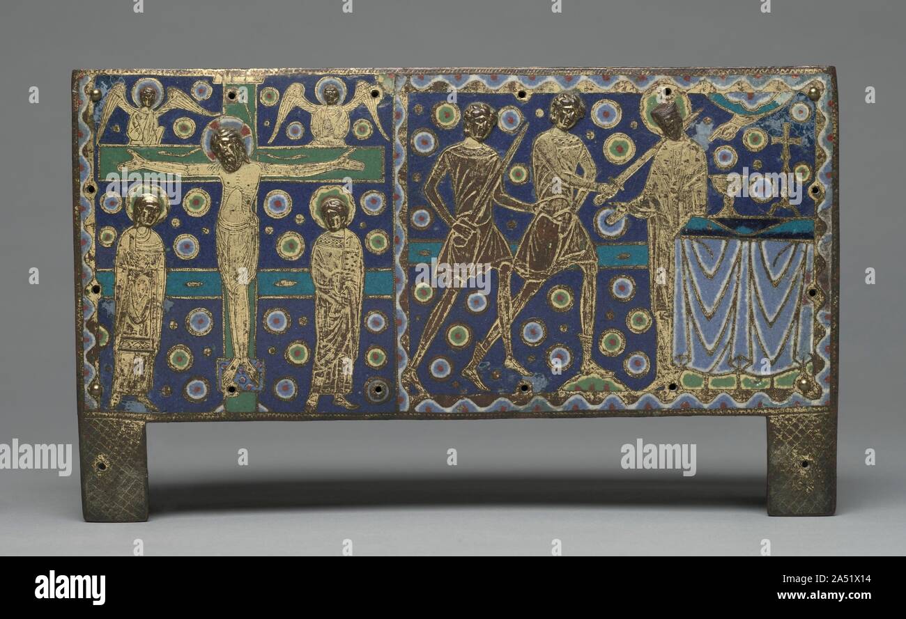 Plakette von einem Chasse für die Reliquien des hl. Thomas Becket, 1220-1225. Am 29. Dezember 1170, Erzbischof Thomas Becket in der Kathedrale von Canterbury wurde brutal ermordet. Die sofortige Popularität von Becket &#x2019;s Kult ist die große Zahl der Emaille Reliquiare im späten 12. Produziert wider - und frühen 13. Jahrhundert Limoges Workshops zu Haus Reliquien mit der Erzbischof, der nur drei Jahre nach seinem Tod heilig gesprochen wurde. Diese Tafel, die Paare eine Szene, die das Martyrium des Thomas Becket mit Christus &#x2019;s Kreuzigung, sobald der Auftraggeber angesichts einer solchen Reliquiar gebildet. Stockfoto