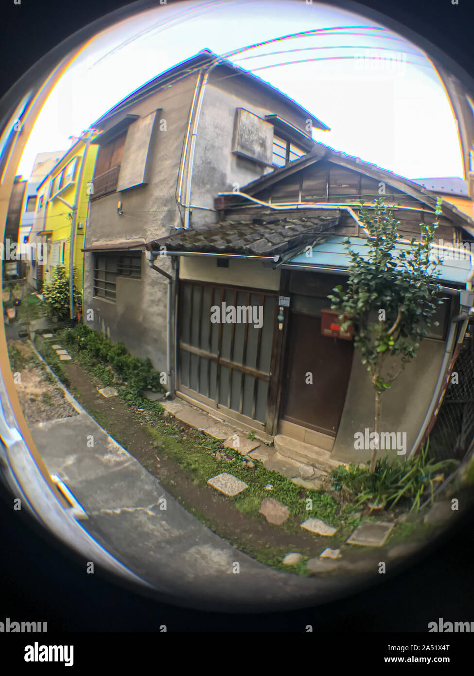 Auf der Suche durch das Guckloch sie eine Japanische Nachbarschaft sehen können. Stockfoto