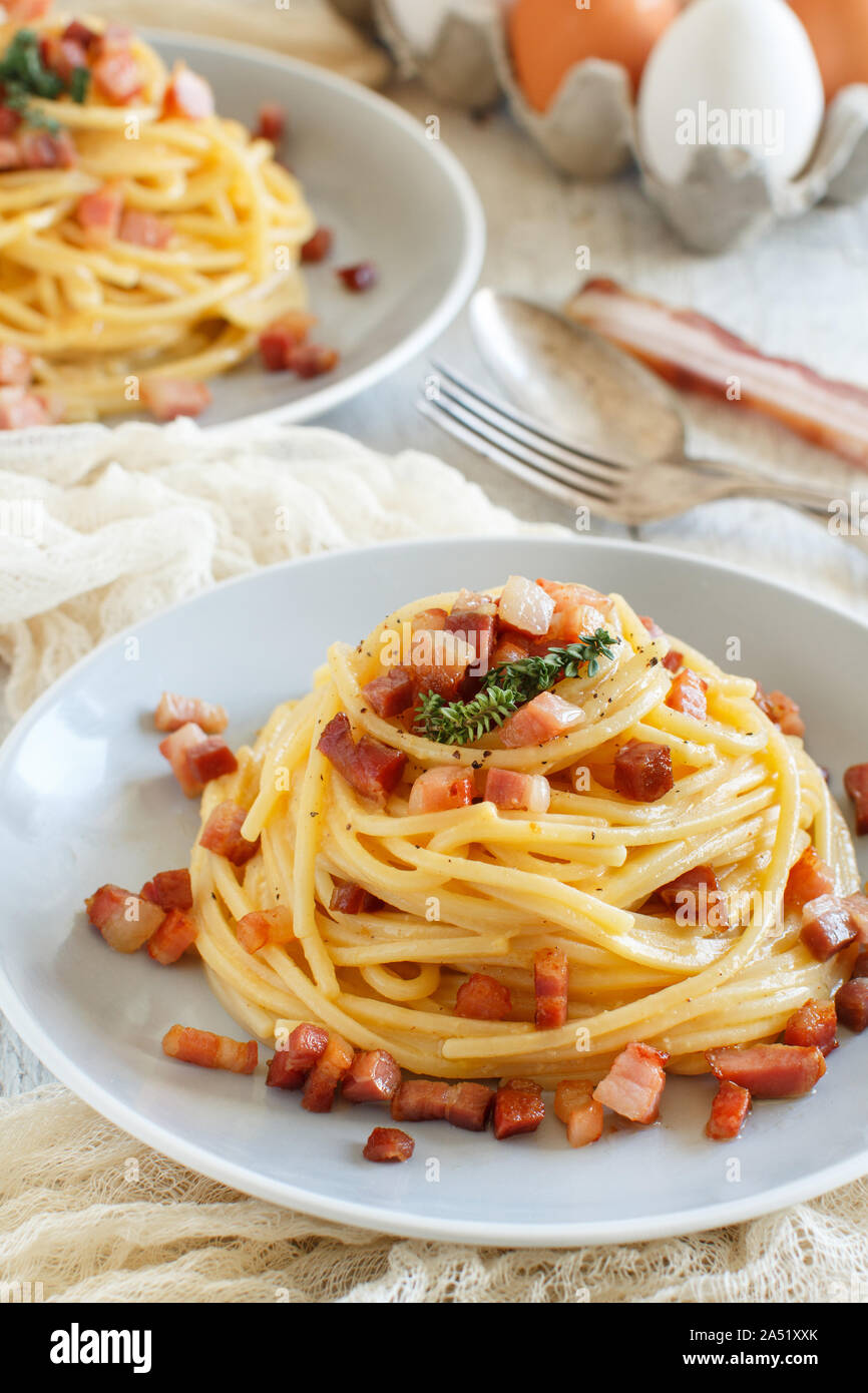 Traditionelle italienische Teller Spaghetti Carbonara mit Schinken, Ei und Käse Stockfoto