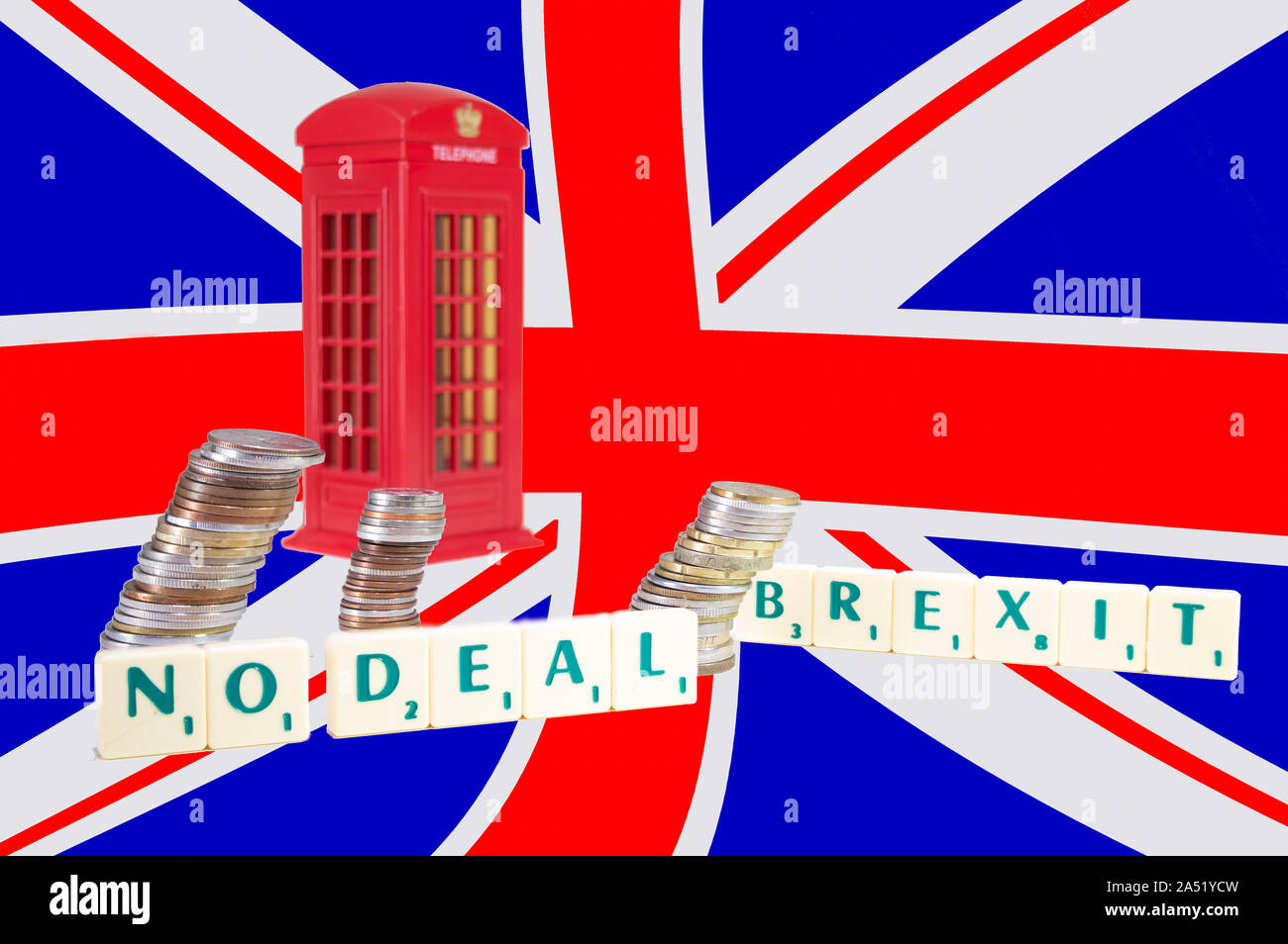 UK No Deal Brexit. Die Wörter buchstabiert und eine englische Telefonzelle mit Englischer Flagge im Hintergrund. Brexit Konzept Stockfoto