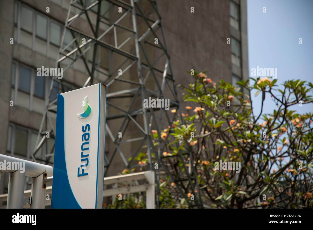 Rio De Janeiro, Brasilien. 17 Okt, 2019. Hauptfassade des Verwaltungsgebäudes von Furnas, Tochtergesellschaft der Eletrobrás, in Botafogo, südlichen Rio, am Morgen des Donnerstag (17). Das Unternehmen plant, mehr als 1.000 ausgelagerte Mitarbeiter zu schließen bereits Privatisierung eyeing. Credit: Bruno Rocha/FotoArena/Alamy leben Nachrichten Stockfoto