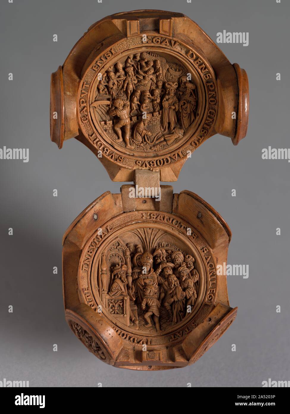 Gebet einer Mutter mit Szenen aus dem Leben des Hl. Jakobus, C. 1500-1530. Gebet Muttern oder "Paternoster" sind in der Regel aus Buchsbaum und geschnitzt mit äußerster Raffinesse und Feinheit mit Durchbrochenem gotische Maßwerk. Sie kamen in Mode als private Andacht Zubehör in den Niederlanden in etwa 1500 bis 1530. Über 50 Gebet Muttern noch heute bekannt sind, um zu überleben. Stockfoto