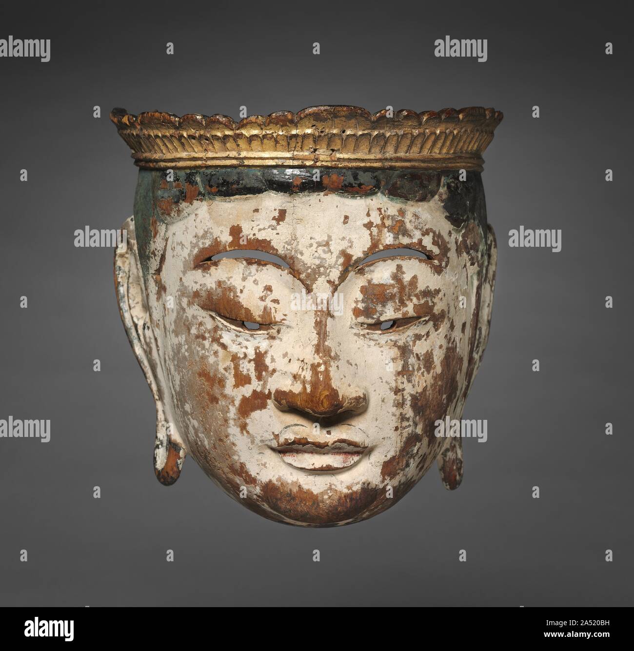 Processional Maske eines Bodhisattvas: Gyodo Maske, Ende 1100. Dieses zeremoniell Maske wurde in der religiösen Prozessionen, besonders beliebt waren in der Heian-Zeit (794-1185) verwendet. In dieser Performance über den Westlichen Paradies, die letzte Ruhestätte von Seelen in das reine Land Buddhismus, 25 Akteure tragen Bodhisattva Masken würde ein Schauspieler porträtiert die Amida, der Buddha der Westlichen Paradies. Diese Leistung, die von der kräftigen Drumming begleitet, bot die Vision von der Herrlichkeit des Amida Paradies für Liebhaber. Stockfoto