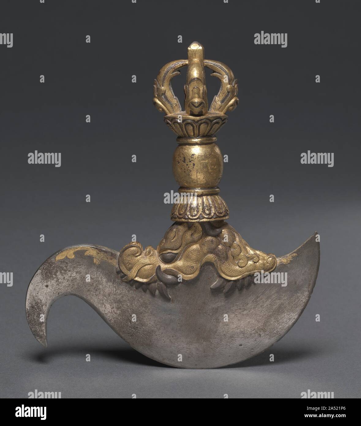 Ritual Häutungsmesser, C. 1407-1410. Zeremonielle Waffen wurde in tantrischen Ritualen verwendet Hindernisse zur Erleuchtung zu bekämpfen, wie Ignoranz und unkontrollierte Leidenschaften. In 1407, einen Hochrangigen tibetischen monastischen Patriarch besuchte der Kaiser der Ming Dynastie, bekannt als Yongle. Der Kaiser Yongle stellte ihn mit einer Reihe von Geschenken, die die Axt, Häutungsmesser, Räuchergefäß (1983.154) und vergoldeter Bronze virupa (1972.69) erscheint ein Teil gewesen zu sein, da die Skulptur und die ax tragen seine Identifizierung Inschrift in einer Kartusche. Imperial chinesischen Verarbeitung ist in der üppigen Rendering festgestellt Stockfoto
