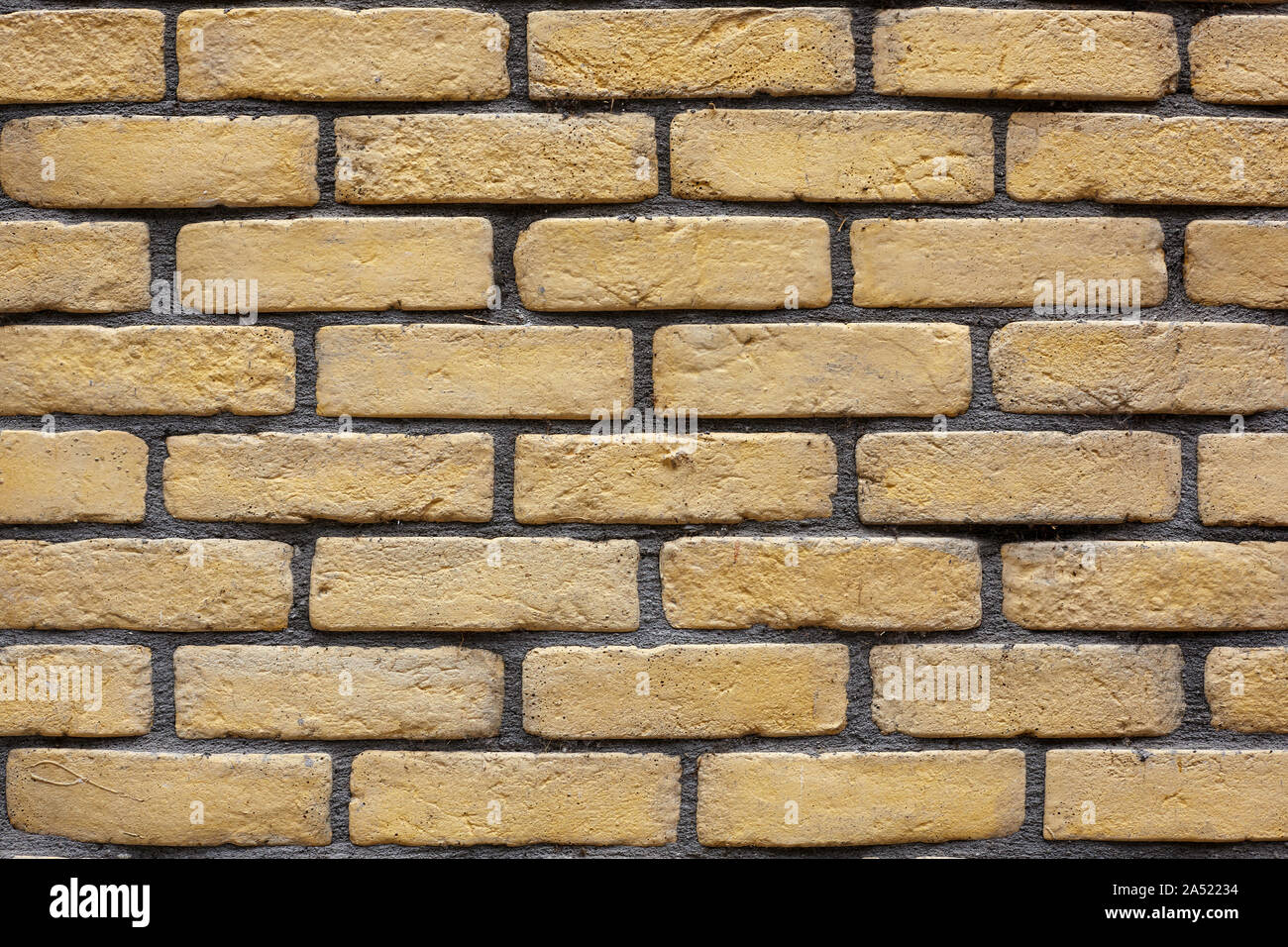 Gelbe Wand als Hintergrund. Stockfoto