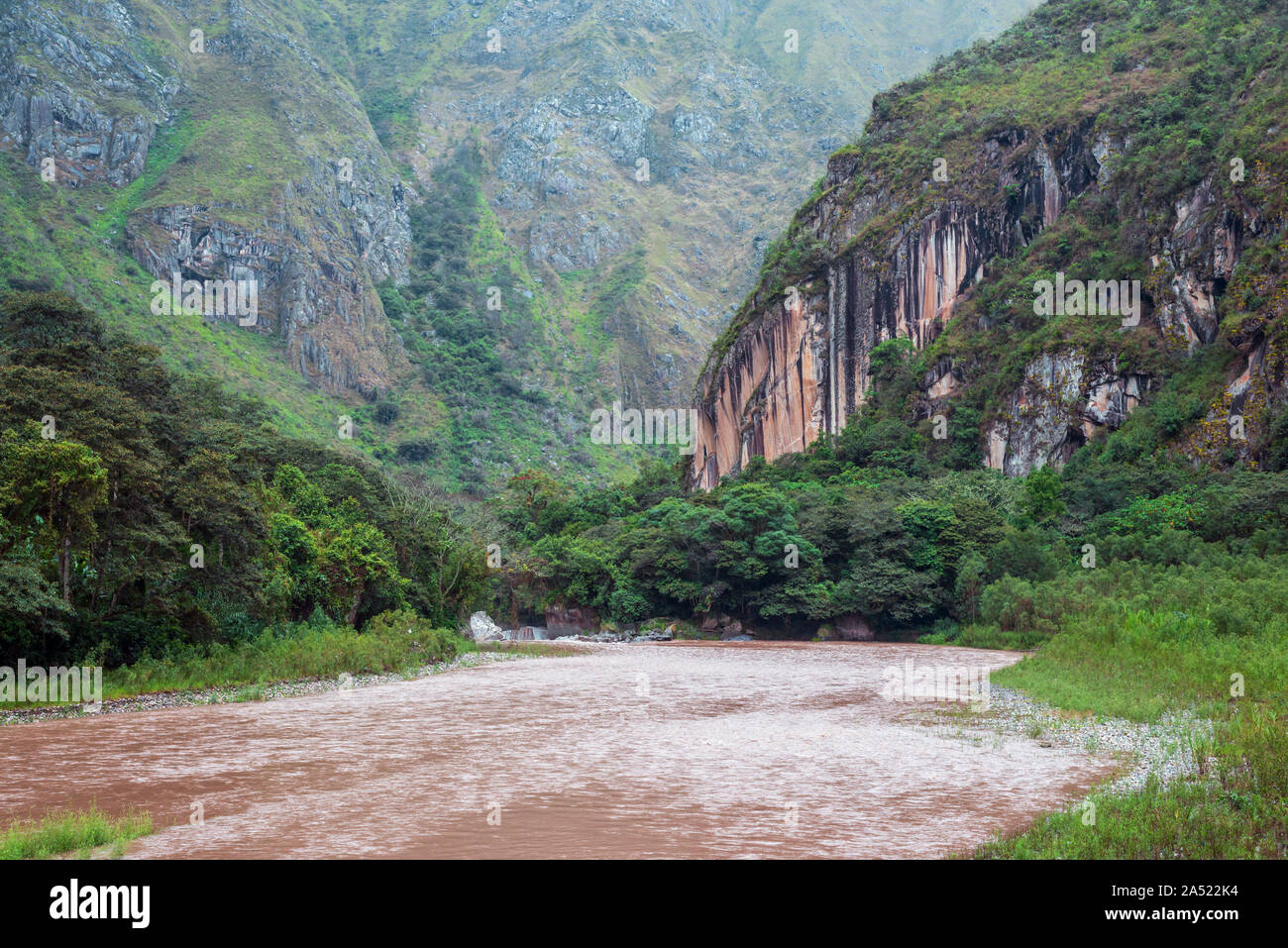 Leistungsstarke Urubamba Fluss Stream von regnerischen Tag in Peru Stockfoto