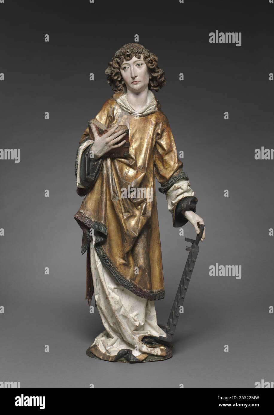 Saint Lawrence, 1502-1508. Diese Skulptur, zusammen mit der des Heiligen Stephanus (1959.43) und zwei weiblichen Heiligen bewahrt in Frankfurt (Historisches Museum), wird angenommen, daß die übrigen Fragmente eines großen Altarbild geschnitzt von Riemenschneider für die Dominikanische Kloster in Rothenburg ob der Tauber in Franken (1813 abgerissen). Heiligen Stephanus und Laurentius tragen beide die Dalmatik ihren Status als Diakone in der frühen Kirche. Jeder hält ein Symbol seines Martyriums; hier, Saint Lawrence hält einen Grill seinen Tod durch Verbrennen. Spätgotische Kunst in Deutschland in den frühen 1500s remaine Stockfoto