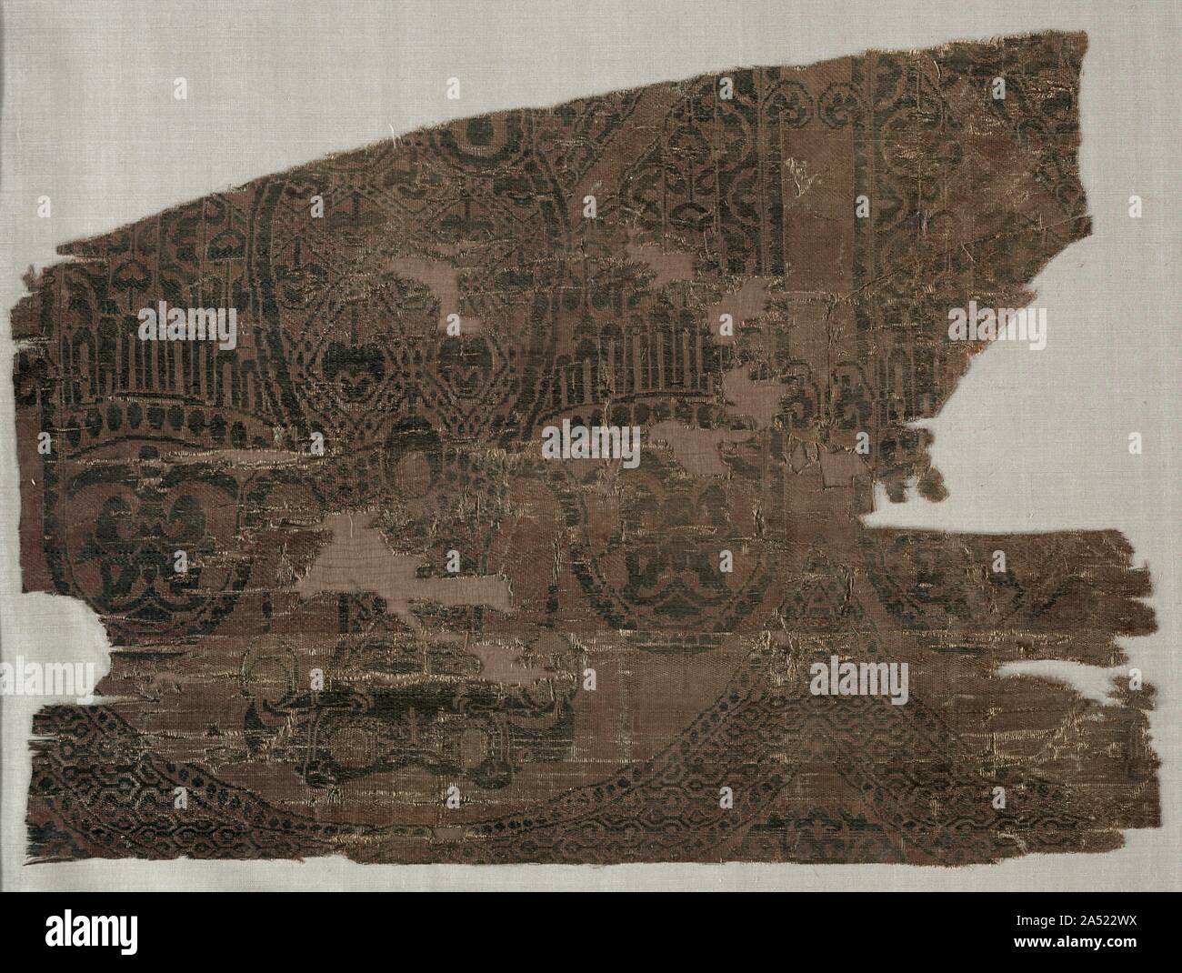 Samite Fragmente mit doppelköpfiger Adler, aus dem Grab des Heiligen Bernard Calvo, 1200-1243. Diese Seide ist mit horizontalen Reihen von incompleted Ovale gewebt, mit jeweils einem Doppelbett - Adler greifen die Lions mit seinen Krallen geleitet. Es gehört zu einer Gruppe von spanischen Seiden, die emuliert die große Seiden damals in Byzanz produziert wird. Während des 11. und 12. Jahrhundert, Spanisch Weber zeichnete nicht nur frei von Byzantinischen und in der Nähe der Östlichen Modelle für ihre Entwürfe, sondern in Zeiten, soweit ging, völlige Fälschungen zu erstellen. Dies ist eine von mehreren Textilien in die Gruft von St. Bernard Calvo, Biz gefunden Stockfoto