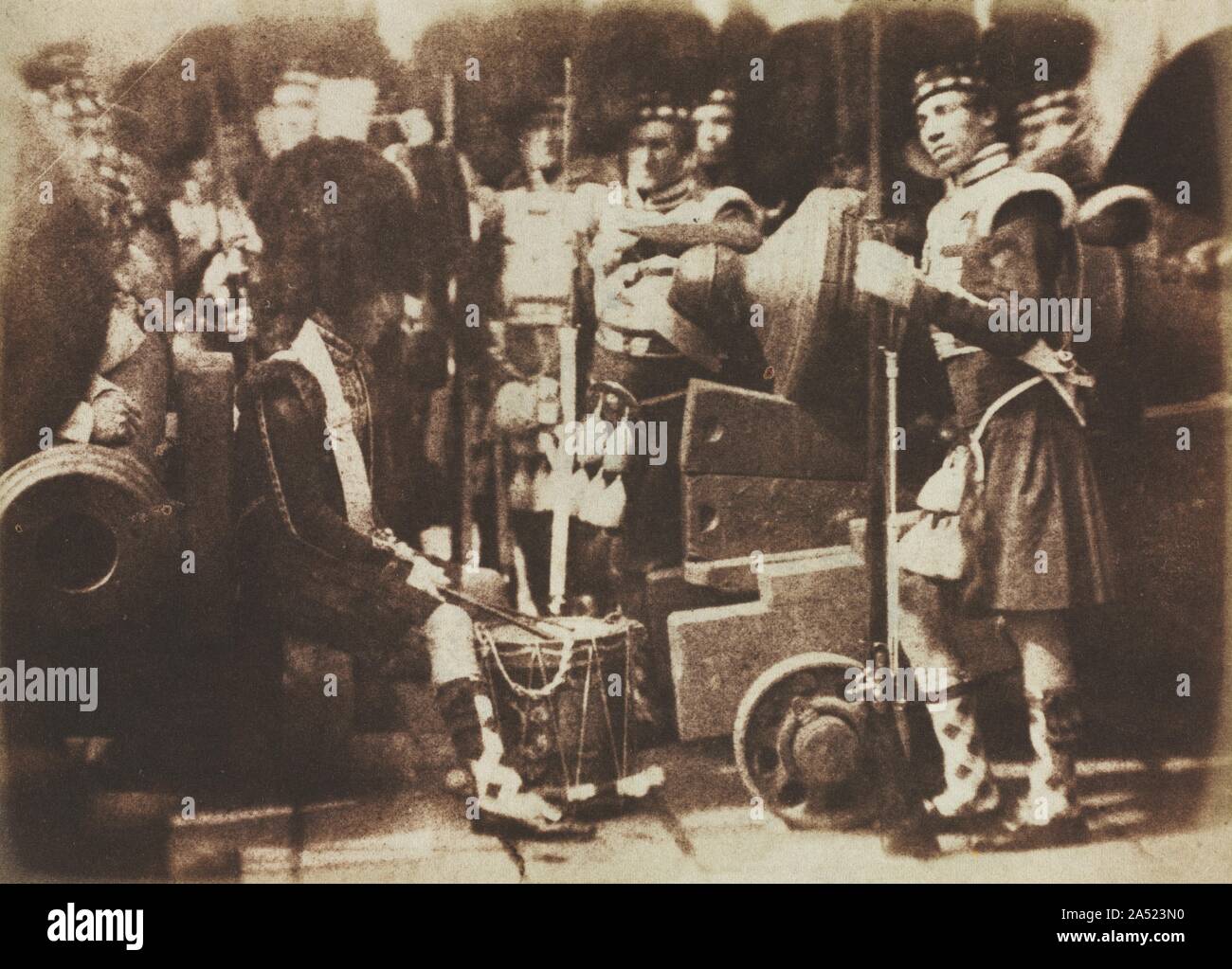 Scots Guards in Edinburgh Castle, 1846. Malte Gruppenporträts benötigt jede Einzelne für den Künstler zu sitzen, während die Kamera eine ausführliche Gleichnis von jedem Gesicht auf einmal erfasst. Fotografie wurde ein unglaublich nützliches Werkzeug für Künstler mit produzierenden Porträts beauftragt. Es war Hill &#x2019;s Wunsch nach einer zeitgenössischen historischen, die genaue Darstellung von mehr als 450 Minister, führte ihn zu der Adamson, der gerade Edinburgh hatten &#x2019 werden Kontakt malen; erste professionelle Fotografen, Papier gedruckt wird. Das Porträt zeigt Mitglieder der 42nd Gordon Highlanders bei t Stockfoto