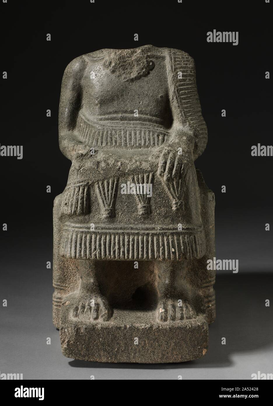 Sitzt ein Lineal, 2000-1700 BC. Viertausend Jahren nördlichen Syrien war Kreuzungspunkt von Völkern und Kulturen, Konferenz über Handel und militärischen Konflikt. Diese Statue von einem stattlichen Mann sitzt auf einem niedrigen Stuhl verbindet Assyrische und Amoriter stilistische Einflüsse. Es war vielleicht an Ebla, wo einige Wissenschaftler glauben, dass der biblische Abraham besucht, als er aus Chaldäa nach Kanaan um 2000 v. Chr. reiste gefunden. Wie ein großer Stein Bild schlägt ein lokaler Herrscher oder hohen Beamten. Der Kopf wurde entfernt, wahrscheinlich in einem Akt der rituellen Unreinheit, da enthauptung glaubte, war das Objekt &#x2019 zu stornieren; s su Stockfoto