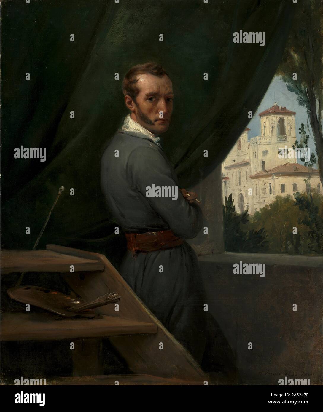 Selbstbildnis in Rom, 1832. Vernet steht vor der Villa Medici, Sitz der Französischen Akademie in Rom, wo er Direktor von 1829 bis 1835 war. Die Palette, Pinsel, und Malerstock auf der Trittleiter Hinweis auf sein Talent für die Malerei große Leinwände. Seitlicher Blick des Künstlers, zerzaustes Haar, und brennende Zigarette verleihen ihm eine romantische Aura. Die Empfänger der zahlreichen Kommissionen für militärische Gemälde, Vernet bevormundet wurde von Jérô mich Bonaparte (der jüngste Bruder von Napoleon) und später unterrichtete an der É Cole des Beaux-Arts. Stockfoto