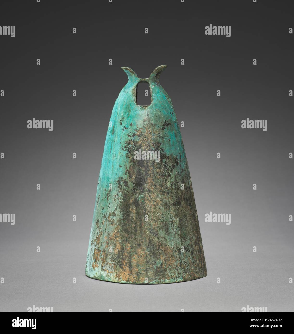 Satz von Glocken mit Rautenförmige, Insignia, 300s-100s BC. Diese seltene, elegante Bronze Glocken wurden in einem Tribal Dorf an der südlichen Grenze von China. Sie unterscheiden sich stark von Glocken in den zentralen Regionen, die oft in großen Sets stammen und in unterschiedlichen Größen, und komplexe dekorativen Mustern. Die markante Form dieser Glocken ähnelt einer großen Helm durch ein Paar Hörner gekrönt. Ein Seil kann um die Hörner gebunden wurden, so dass die Glocken eingestellt werden kann. Jede Glocke ist mit einem Rautenförmigen insignia &#x2014; wahrscheinlich Stammeszugehörigkeit zu markieren. Obwohl die Glocken sind Stockfoto