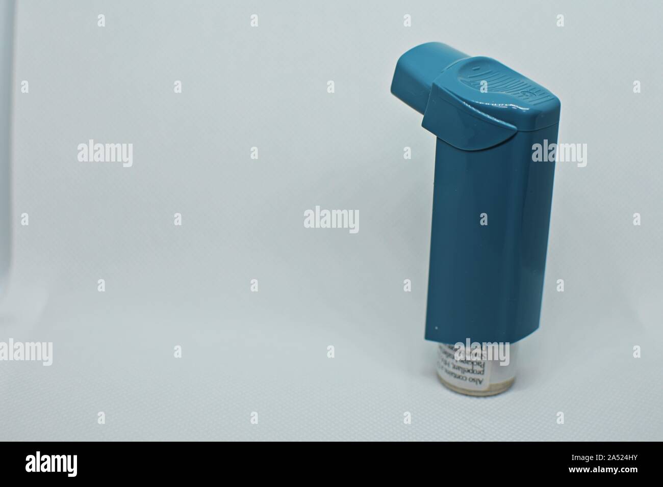 Blau Inhalator für Asthma Sufferers Stockfoto