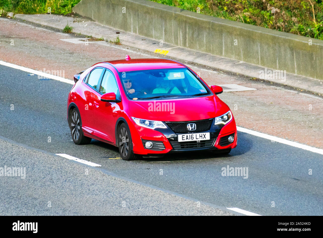 2016 Red Honda Civic i-VTEC SE Plus Navi; UK Fahrzeug Verkehr, Transport, modern, Limousine Autos, fahren Sie auf der Autobahn M6 mit 3 Fahrspuren in südlicher Richtung. Stockfoto