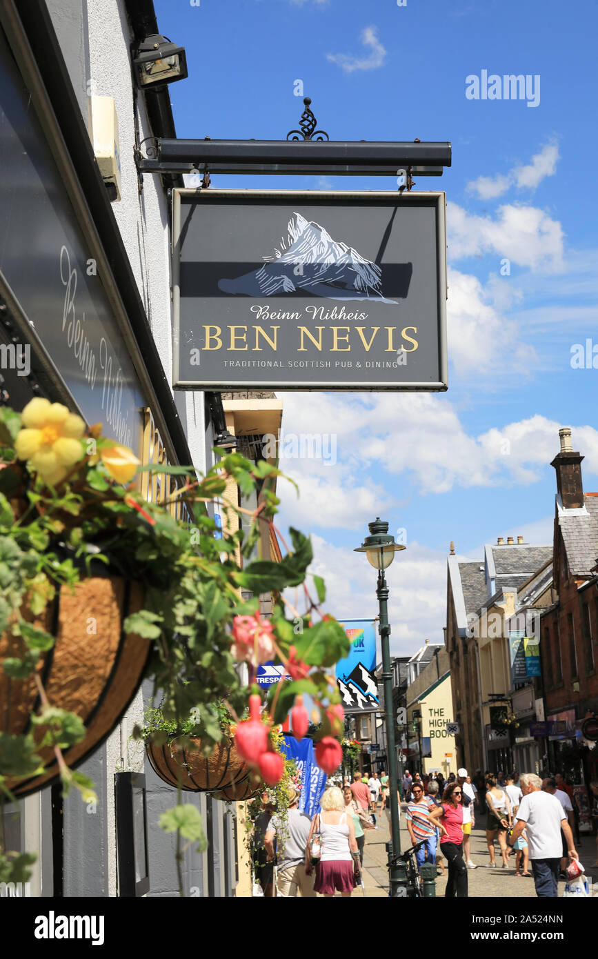 Ben Nevis traditionelle schottische Pub, auf der Hauptstraße in Fort William, dem Tor zum Ben Nevis, in den schottischen Highlands, Großbritannien Stockfoto