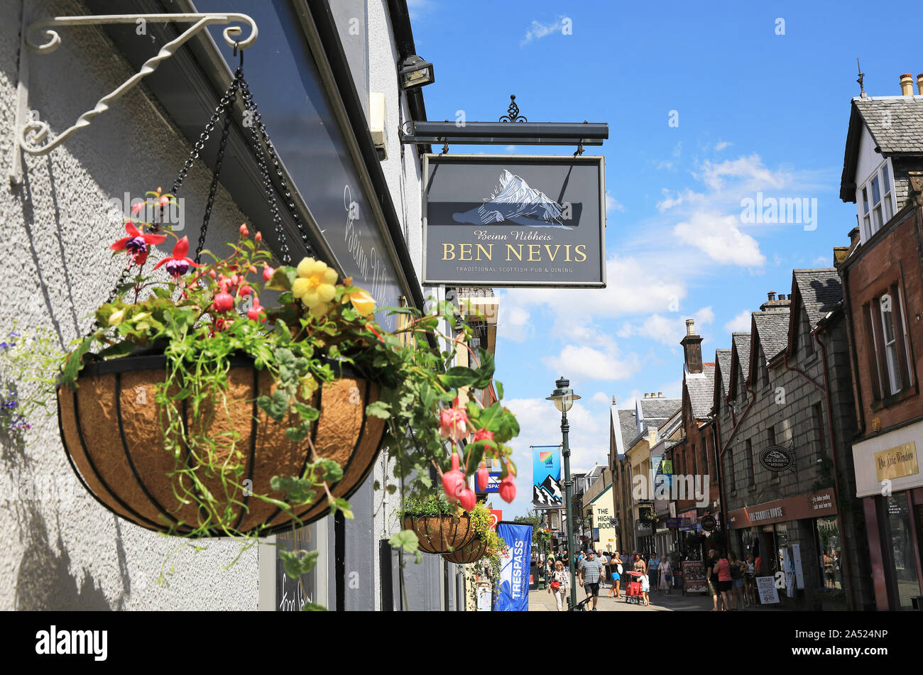 Ben Nevis traditionelle schottische Pub, auf der Hauptstraße in Fort William, dem Tor zum Ben Nevis, in den schottischen Highlands, Großbritannien Stockfoto