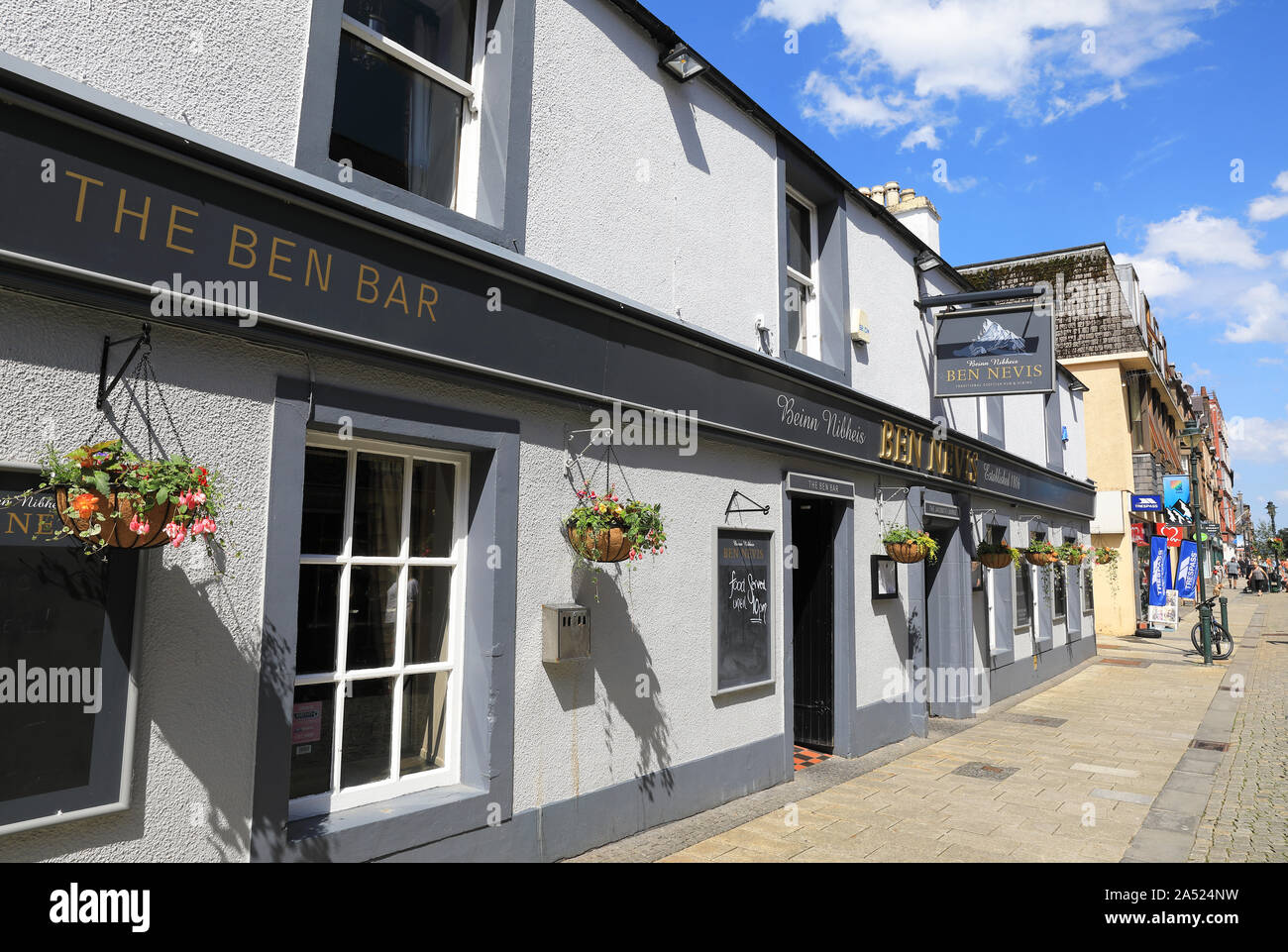 Ben Nevis traditionelle schottische Pub, auf der Hauptstraße in Fort William, dem Tor zum Ben Nevis, in den schottischen Highlands, Großbritannien Stockfoto