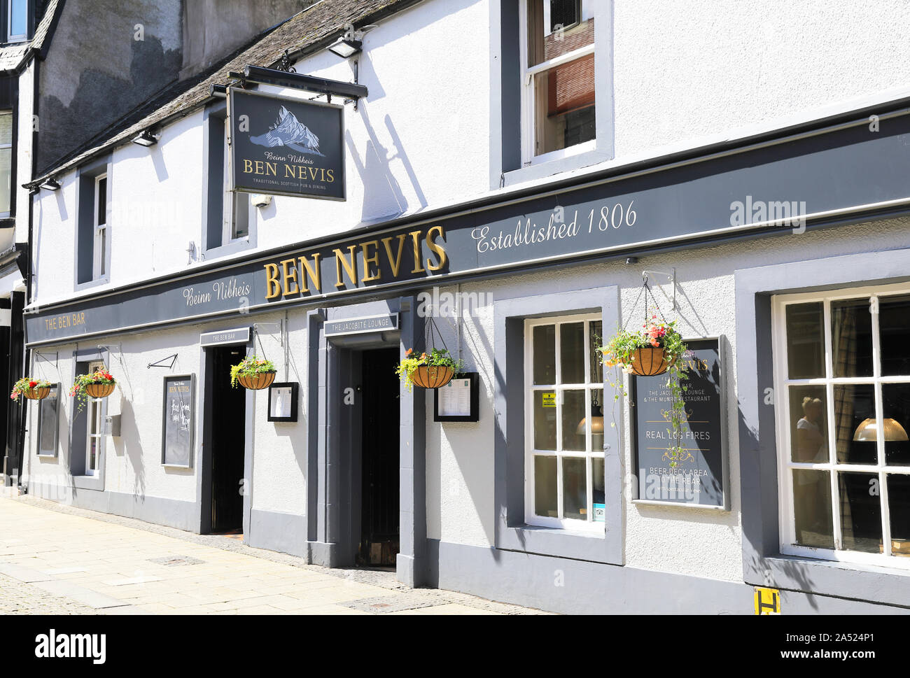 Ben Nevis traditionelle schottische Pub, auf der Hauptstraße in Fort William, dem Tor zum Ben Nevis, in den schottischen Highlands, Großbritannien Stockfoto