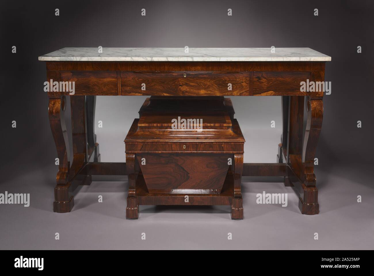 Sideboard und Cellarette, C. 1840. Die berühmte amerikanische Möbelhersteller, Duncan Phyfe (Schottland, geboren 1768-1854) gab seinen Namen New York Möbel ähnlich Englisch Sheraton Stücke des frühen 19. Jahrhunderts - von einfachen Designs, gerade Linien, dünne Beine charakterisiert, und klassischer Ornamentik. Trotz der modischen Erfolg durch seine Arbeit genossen, Phyfe reagierte auf stilistische Änderungen und von den 1830er Jahren hatte ein schwerer Modus, in dem der "Grecian plain Style bezeichnet wurde entwickelt." Dieses Sideboard und seine cellarette (einen Schrank für die Lagerung von Wein oder Schnaps) Hervorragende sind e Stockfoto