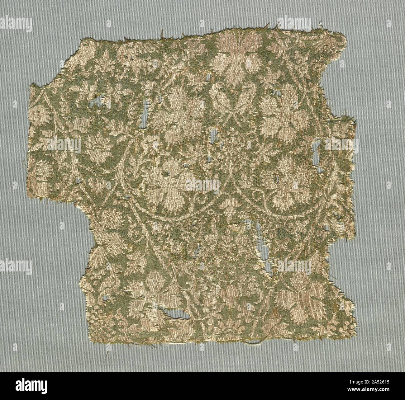 Seide Fragment mit Scrollen Reben, Trauben Blätter, Trauben und Vögel, 1325-1350. Diese Seide Fragment zeigt eine revolutionäre neue Mode in der italienischen Textil Design, von den exotischen Mustern in Seide aus China, Byzanz importierte beeinflusst und islamischen Ländern des Nahen Ostens. Beginnend in den 1320s, statt der statischen Anordnung der Motive übereinander gestapelt, italienische Designer versetzt die Motive, Erstellen von Asymmetrie und Bewegung. Auch dieses Fragment schlägt Bewegung durch die Anordnung von Motiven in einer gebogenen Gitter Layout. Allerdings ist die tatsächliche Motive &#x2014; die Blätter und Trauben Stockfoto