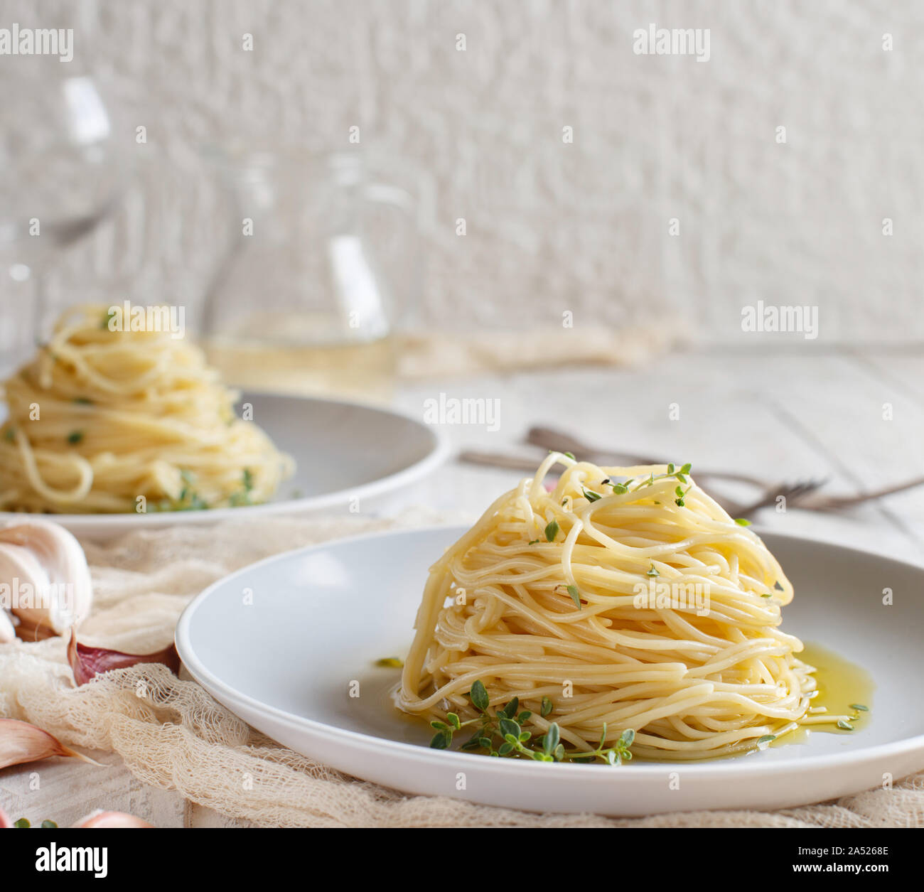 Spaghetti mit Thymian, Knoblauch und Olivenöl Nahaufnahme Stockfoto