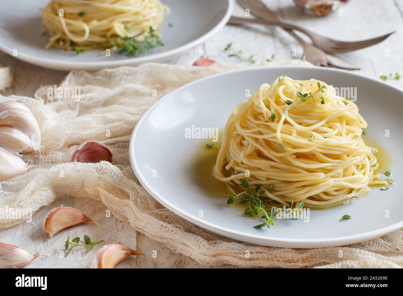 Spaghetti mit Thymian, Knoblauch und Olivenöl Nahaufnahme Stockfoto