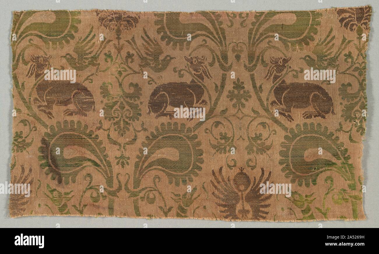 Seide mit Hunde und Vögel inmitten von Reben, 1350-1400. Seide aus China und der Islamischen Nahen Osten eingeführt radikal neue Designs mit Asymmetrie und exotische Tiere um 1300, die italienische Seide Designer in einem internationalen Stil mit Importen aus dem Osten zu konkurrieren. Diese großen palmette Blätter wurden von der Islamischen seiden Die recumbent Rehe, Vögel und Hunde (an der Unterseite sichtbar) waren beliebte italienische Motive. Textilien wurden lukrative kommerzielle waren im Mittelalter. Intrepid Italienische Kaufleute von Land und Meer zu China, der Mongolei, Indien, und der Islamischen Stockfoto