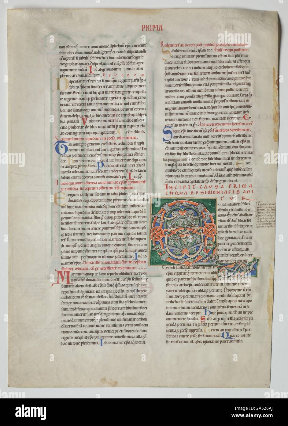 Zweiflügelig aus einem Decretum von Gratian: eingerichtete Erste Q[uidam habens filium obtulit] und Vierbettzimmer Arcade mit Konkordanz der Griechische und Lateinische Alphabete, C. 1160-1165. Dieses Blatt wurde aus einer Kopie des Handbuchs der Kirche Recht als das Decretum von Gratian, einem italienischen Mönch Kamaldulenser aktiv in Bologna von ungefähr 1130 bis 1140 schriftliche bekannt Exzidiert. Der Fokus des Blattes ist eine große gestalteten Buchstaben Q mit Spirale lotusblüten Einführung der ersten Causa oder Gesetz. Der Text beginnt: "ein Mensch, der hatte einen Sohn, ihm eine sehr wohlhabende Kreuzgang angeboten." Dieser Fall betrifft den definitio Stockfoto