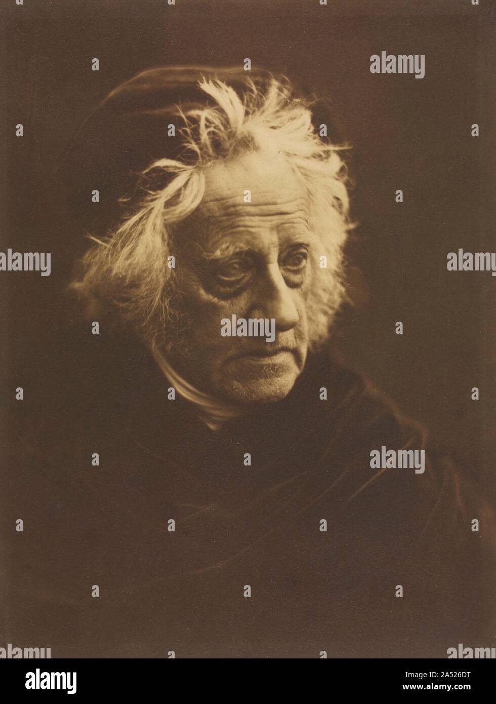 Sir John Herschel (1792-1871), 1867. Herschel, ein renommierter britischer Mathematiker, Naturwissenschaftler, und Innovator in der fotografischen Chemie, war nicht nur Cameron's Freund; sie sahen ihn als "ein Lehrer und Priester." Sie schrieb, dass, wenn solche grossen Männer für ihr, ihr "ganze Seele sich bemüht hat, ihre Pflicht ihnen gegenüber treu Aufnahme die Größe der inneren [wird] sowie die Funktionen des äußeren Menschen zu tun." Stockfoto