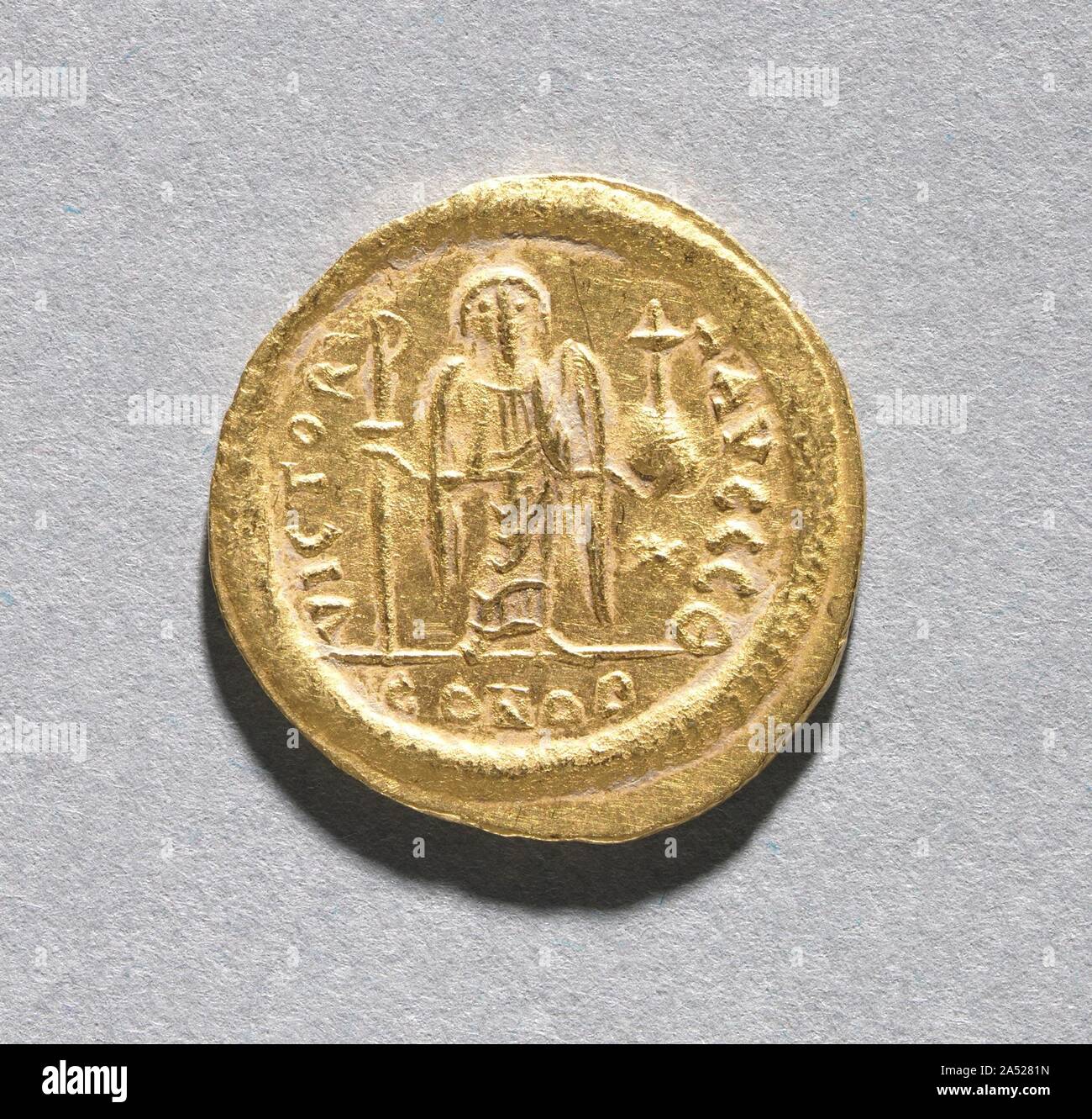 Solidus von Justinian I. (Rückwärtsfahrt), 545-565. Byzantinische Goldmünzen Die überwiegende Zahl der überlebenden Byzantinische Münzen zeugt von der Ebene des Handels über das Reich. Gesteuert und durch den Kaiser überwacht, die Produzenten von Münzen kümmerte sich seine Autorität zu vertreten und seine Statur wider. Talentierten Künstlern rekrutiert, Gravieren der stirbt (Formen) für die Herstellung von Münzen verwendet. Kaiser war zunehmend ihre Erben und Co - Kaiser auf ihre Prägung, sowie andere Familienmitglieder oder sogar noch früher Herrscher zu gehören. Münzen wurden erkannt, dann als jetzt, wie kleine, tragbare Kunstwerke mit ihren Plug-Ins Stockfoto