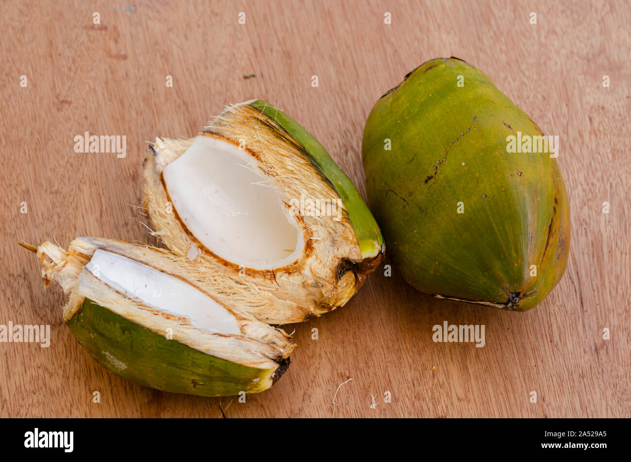 Ganze und Kokosnüsse Stockfoto