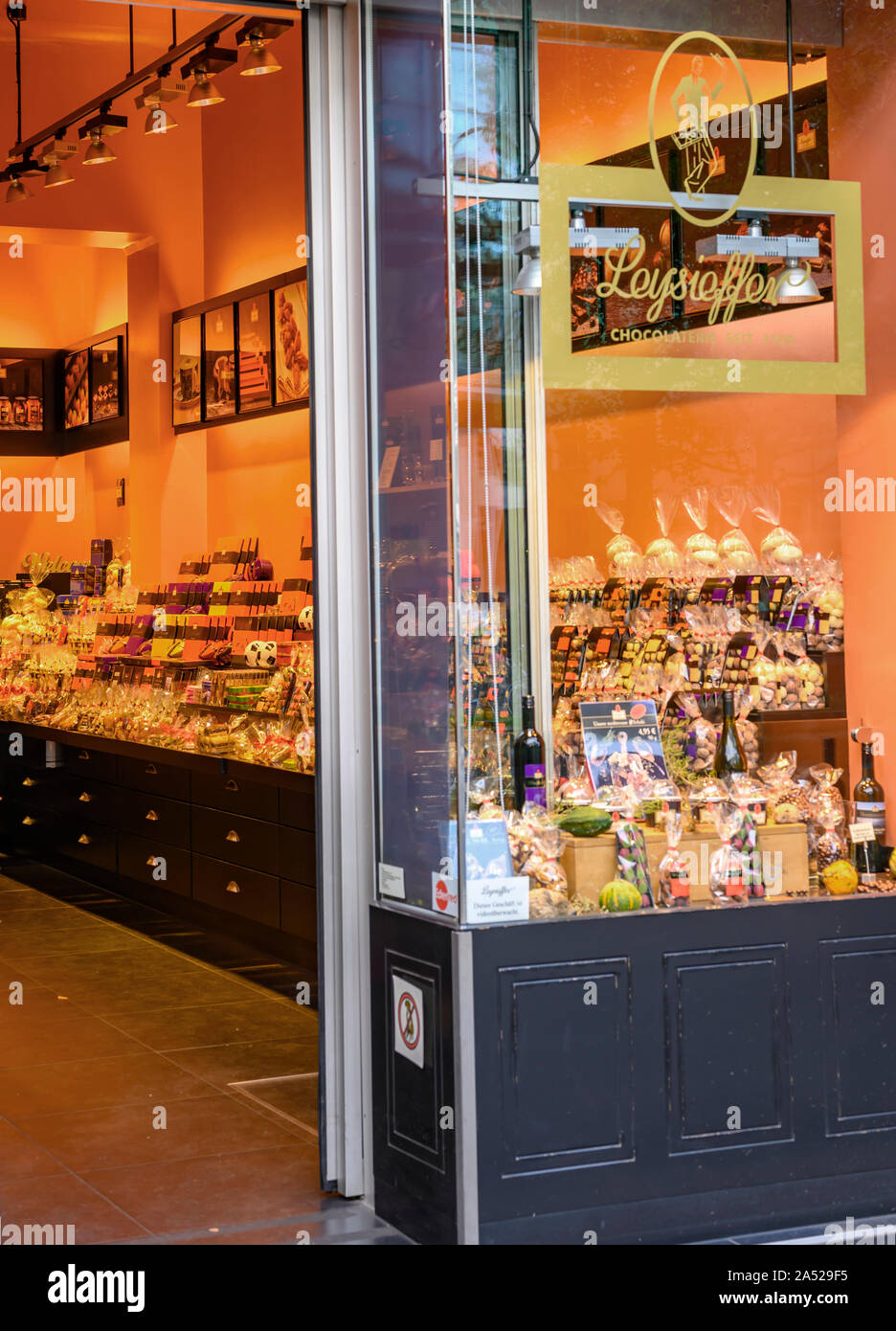 Berlin, Deutschland - Oktober 5, 2019: Blick von der Straße in einen Shop mit Regalen voller Schokolade und andere Süßigkeiten in der Innenstadt von Berlin, Deutschland. Stockfoto