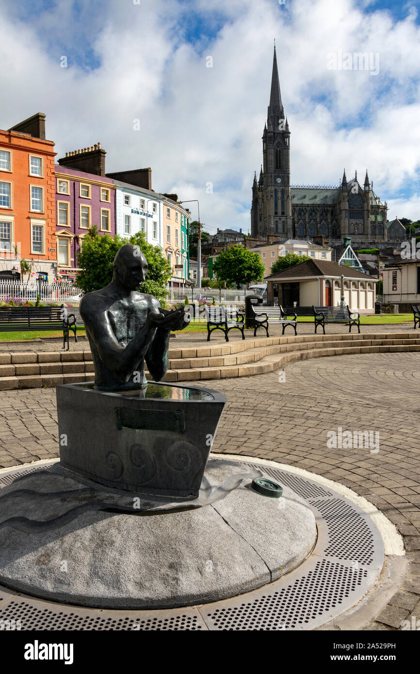 Cobh. Irland. 06.12.16. Der Navigator Skulptur von Maria Gregoriy und die Kathedrale Kirche St. Colman, auch als Cobh Kathedrale in der Stadt C bekannt Stockfoto