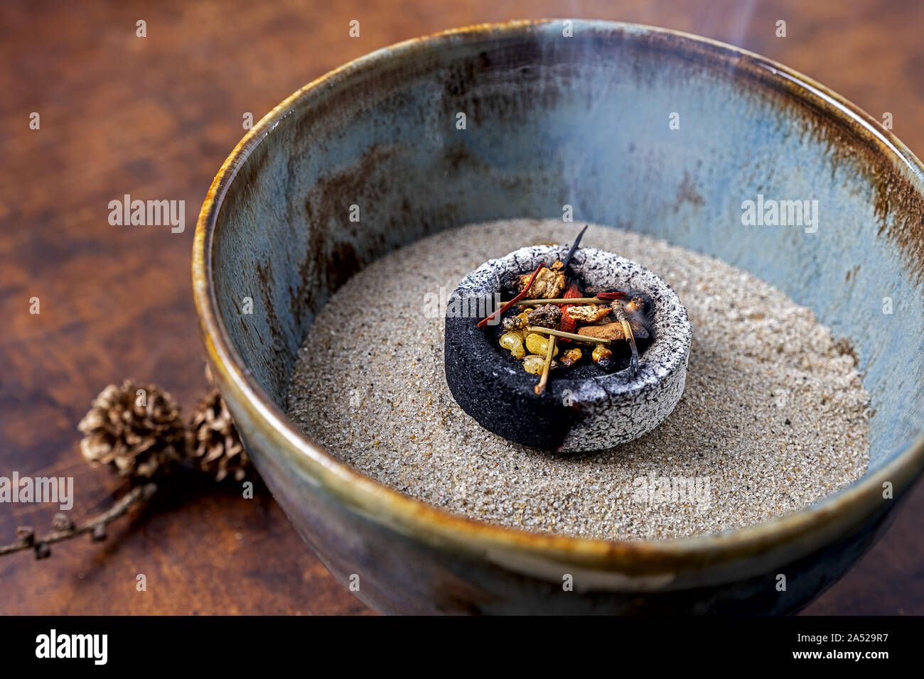 Weihrauch, Keramik Schüssel mit Sand gefüllt, glühende Kohle und eine Mischung der Kräuter, Harze und Weihrauch Stockfoto