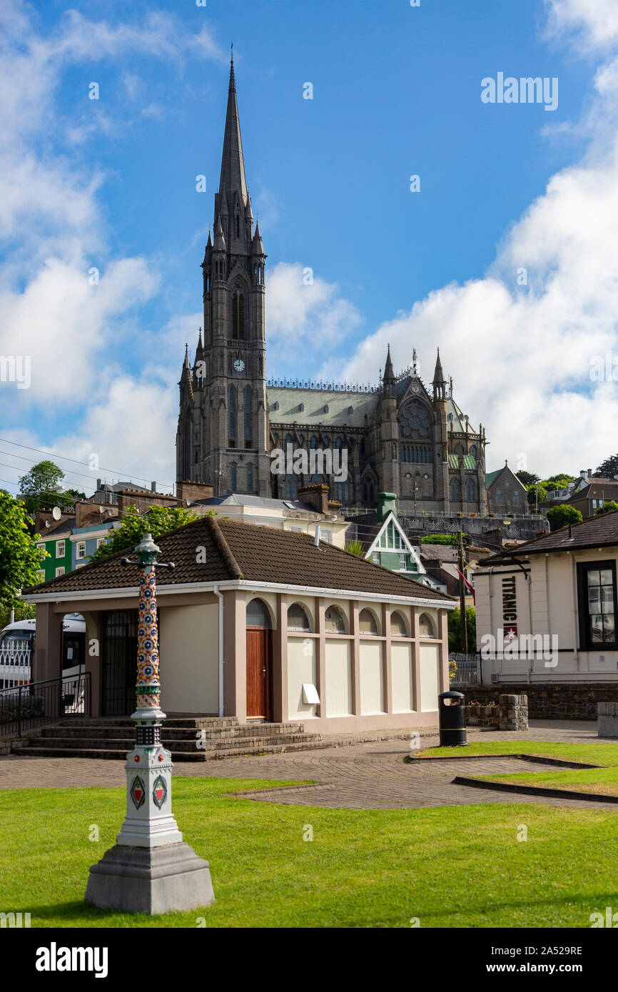 Cobh. Irland. 06.12.16. Die Hafenstadt Cobh (von 1849 bis 1920 bekannt als Queenstown) und die Kathedrale Kirche St. Colman, auch bekannt als Cobh Cathedr Stockfoto